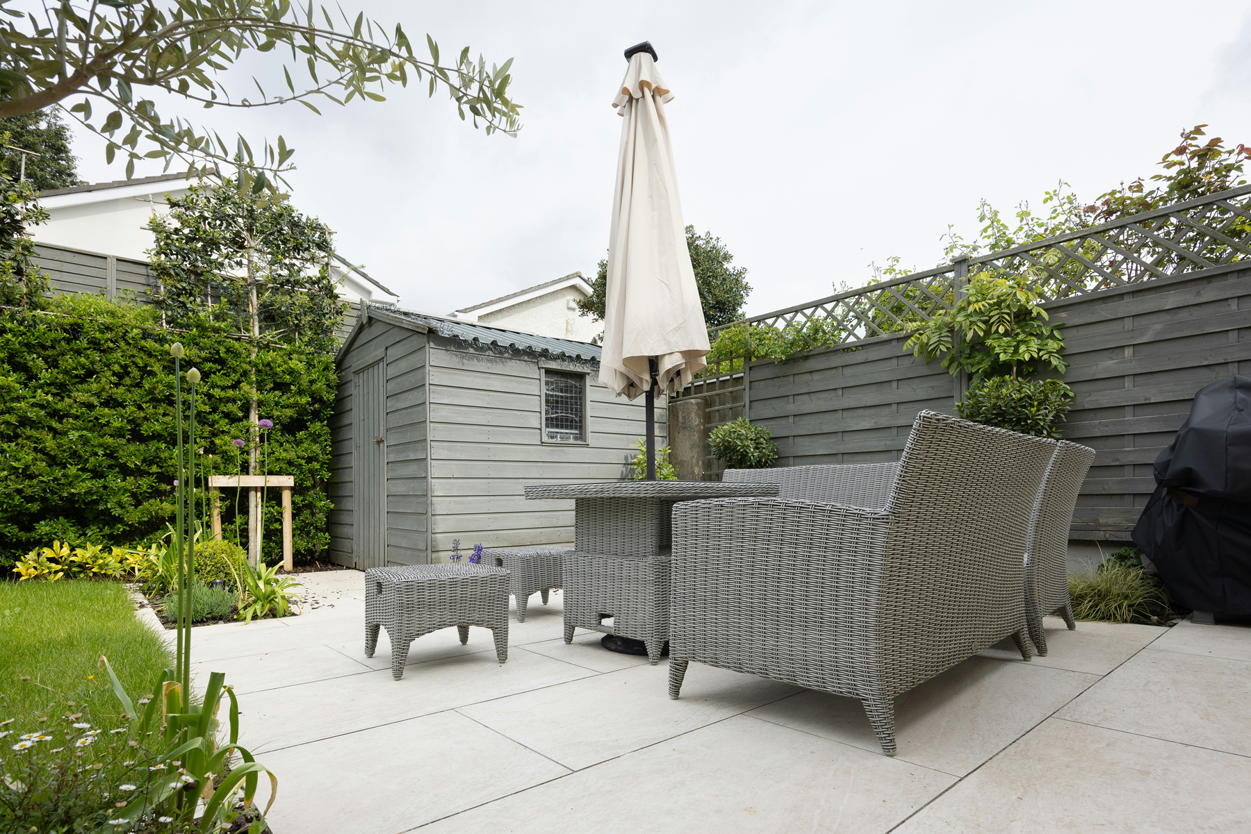 Terrasse wird vor dem Sommer für die Saison vorbereitet