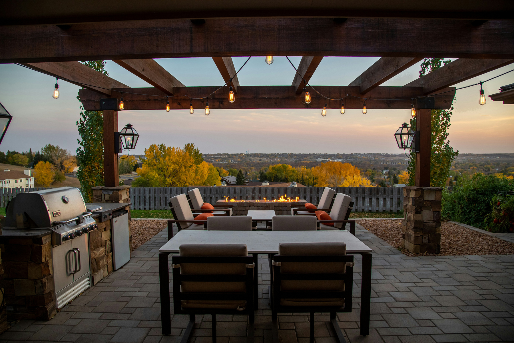 Grill auf einer Terrasse im Sommer