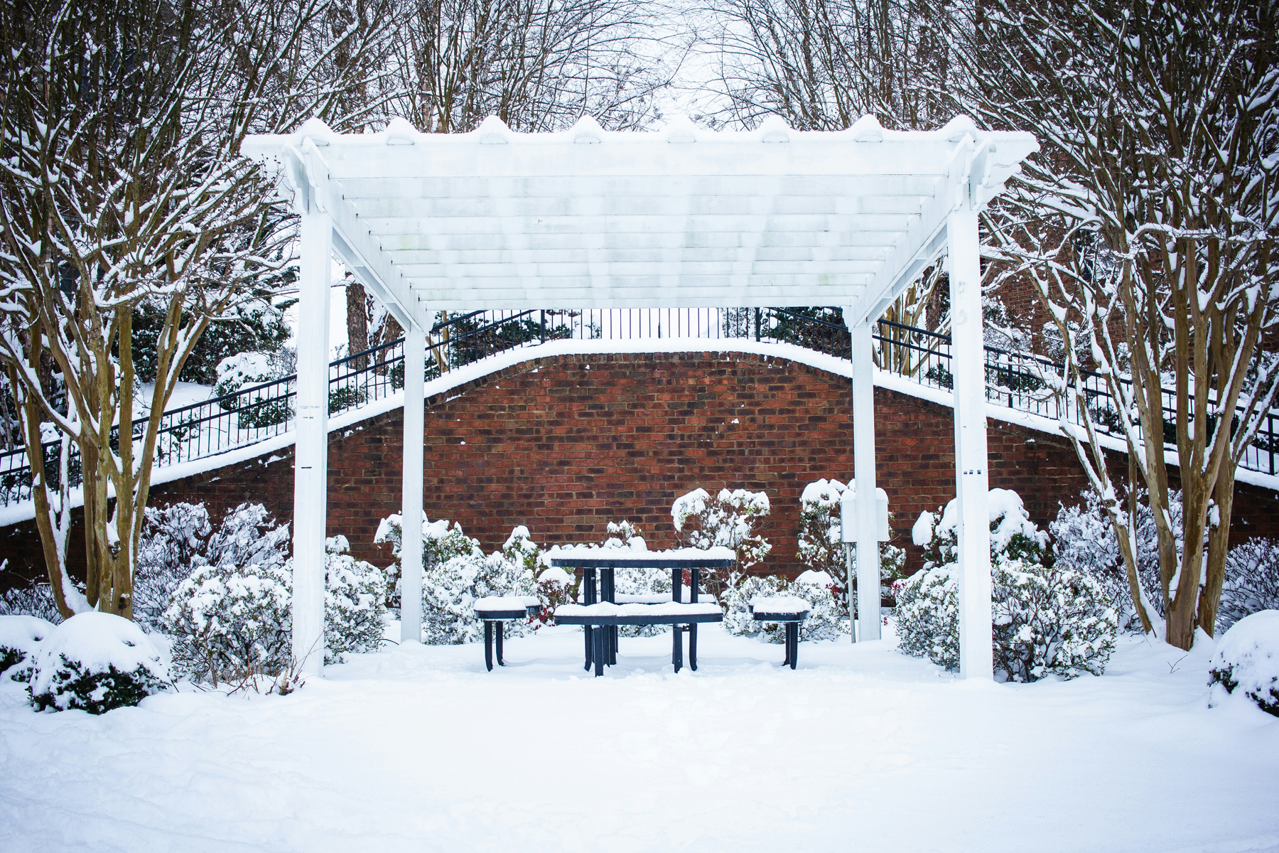 Stark verschmutzte Terrassenplatten nach dem Winter