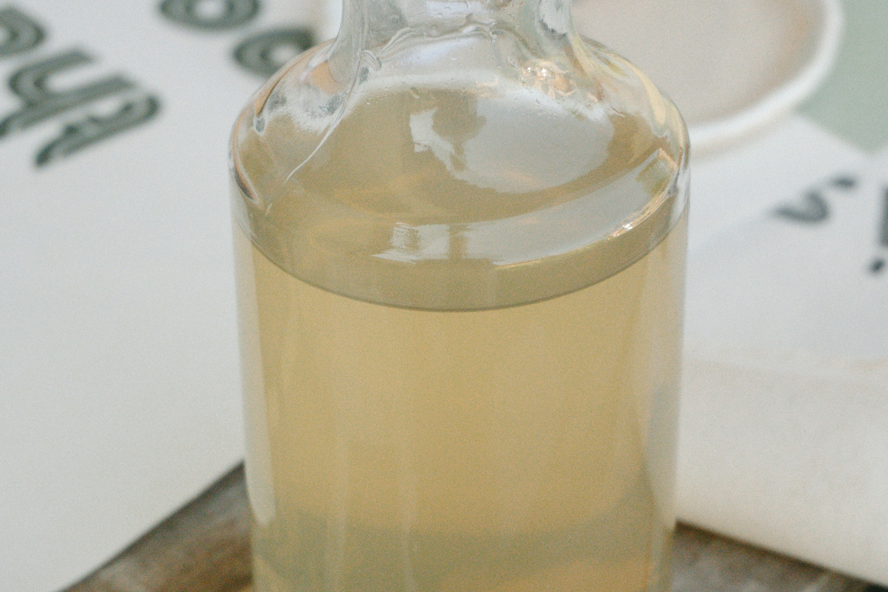 Essig als Reinigungsmittel in der Flasche