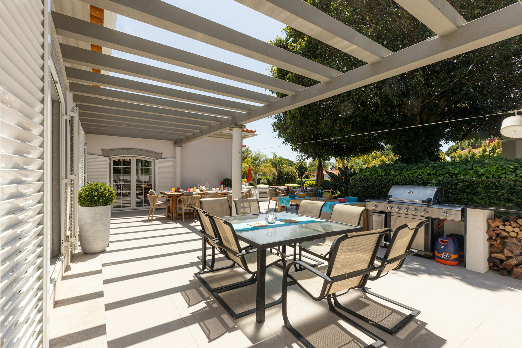 Terrassenplatten werden von Hand geschrubbt