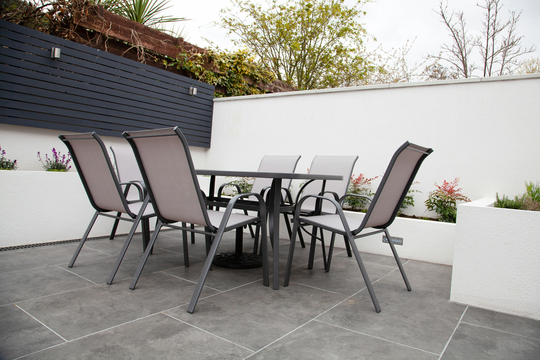 Beschädigte Steinplatten auf einer Terrasse