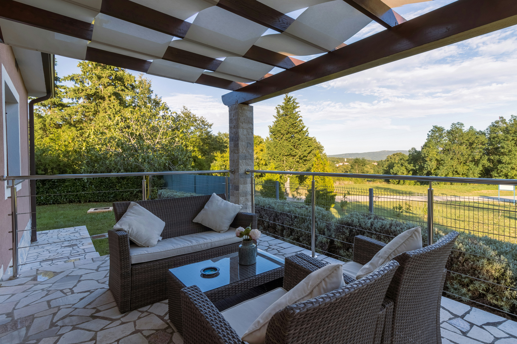 Saubere und gepflegte Terrassenplatten im Garten